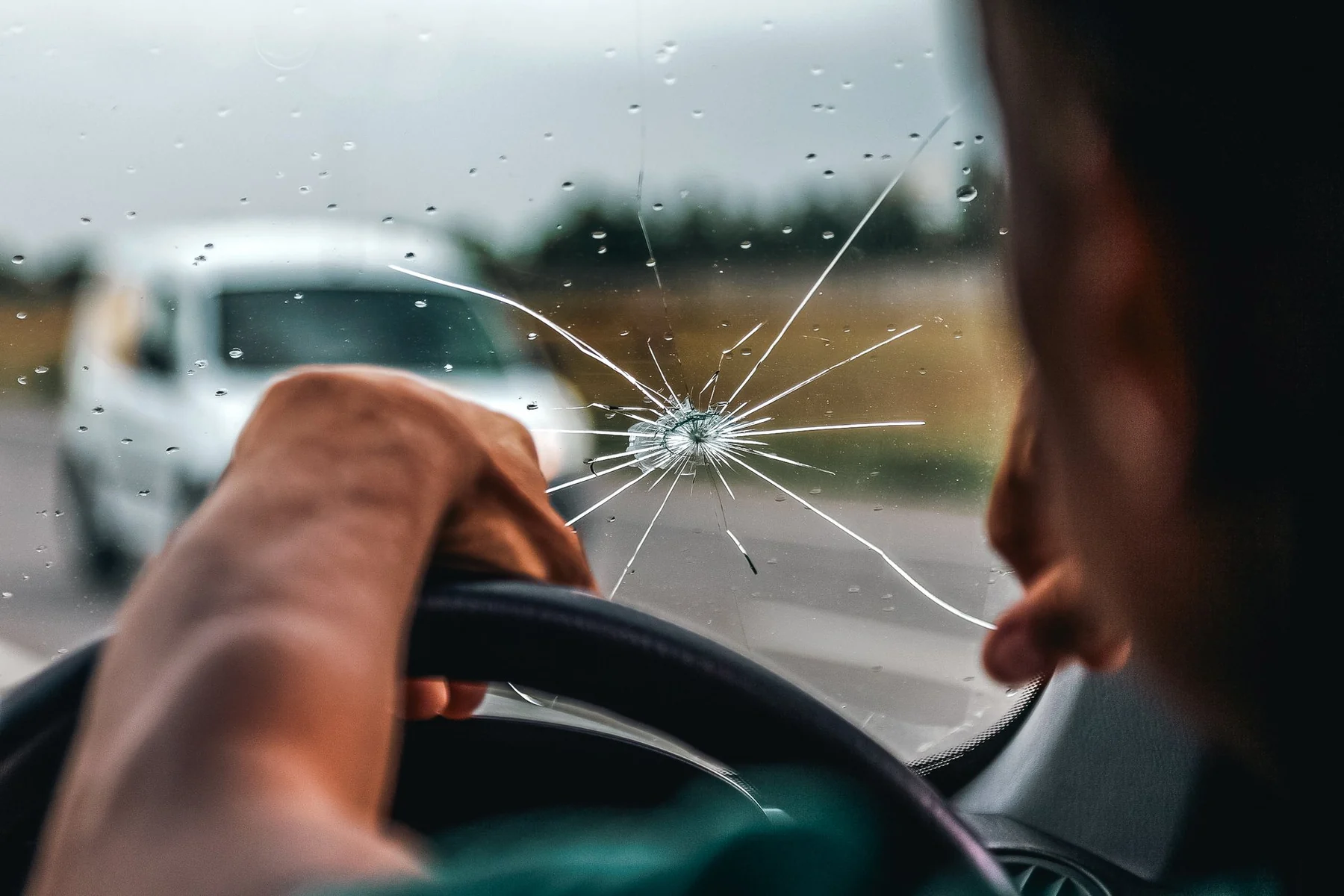 Beschädigte Windschutzscheibe für Autoglas-Service