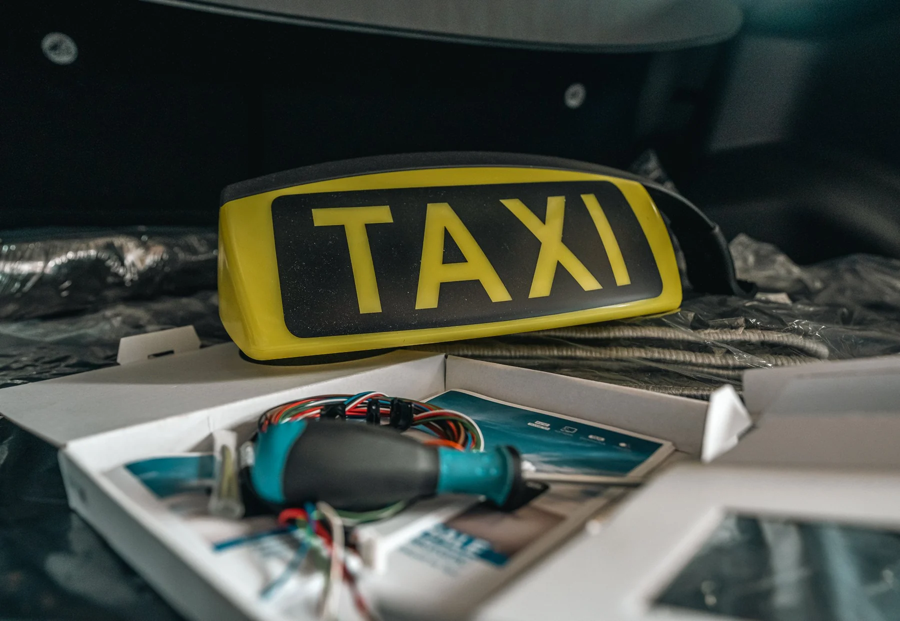 Taxiumrüstung und Taxi-Dachzeichen